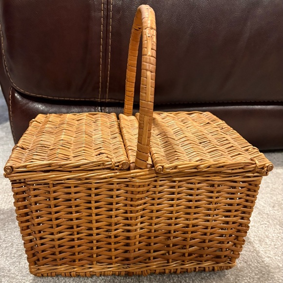 Vintage (1950s) Woven Tan picnic Basket with Handle